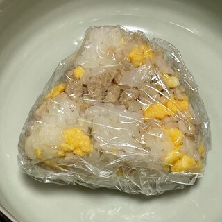 鶏そぼろとたまごのおにぎり